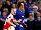 Slávista Petr evík a David Luiz z Chelsea v odvet tvrtfinále Evropské ligy.