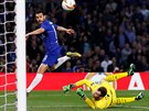 Pedro Rodríguez z Chelsea pekonává slávistického brankáe Ondeje Koláe v...