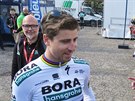 Peter Sagan se jde podepisovat davu fanouk ped slavnostní prezentací na...