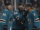 Brent Burns (88), Tomá Hertl (48) a Evander Kane (9) slaví gól San Jose.