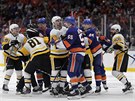Rozmíka v utkání mezi New York Islanders a Pittsburgh Penguins.