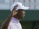 Tiger Woods zdraví diváky po tetím kole Masters.