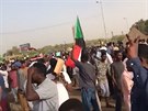 Prezident Umar Baír rezignoval. Súdánci v ulicích slaví
