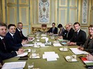 Francouzský prezident Emmanuel Macron pijal v Elysejském paláci v Paíi...