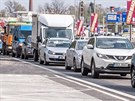 Kolony aut na okruhu v Hradci Kr�lov� kv�li oprav�m silnice u OBI (10.4.2019).
