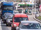 Kolony aut na okruhu v Hradci Kr�lov� kv�li oprav�m silnice u OBI (10.4.2019).