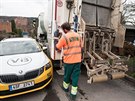 Zaparkovan� auta komplikuj� pr�jezd vozu technick�ch slu�eb ve zl�nsk� �tvrti...
