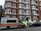 Vozidlo britské policie ped ekvádorskou ambasádou v Londýn, kde byl zadren...