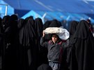 Vdovy po bojovníích Islámského státu v syrském uprchlickém táboe (2. dubna...