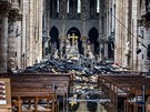 Pohled na trosky uvnit paíské katedrály Notre-Dame po pondlním poáru....