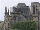 Hasii se pustili do odklízení následk po poáru v katedrále Notre-Dame