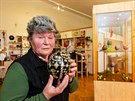 Dvaasedmdesátiletá Marie Záhorová ze Senice na Hané ukazuje velikononí...