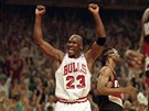 Momentka z roku 1992: Michael Jordan z Chicaga slaví finálovou výhru proti...