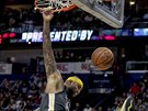 DeMarcus Cousins z Golden State smeuje proti New Orleans.