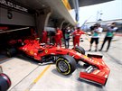 Charles Leclerc vyjídí v anghaji z box stáje Ferrari.