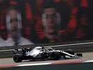 Lewis Hamilton z Mercedesu pi tréninku v ín