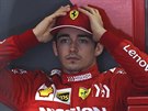 Charles Leclerc ze stáje Ferrari se soustedí na trénink.