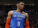 Russell Westbrook z Oklahoma City se obrací na diváky v Portlandu.