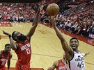 James Harden (13) z Houstonu blokuje Donovana Mitchella (45) z Utahu.