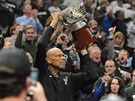 Kareem Abdul-Jabbar ukazuje fanoukm Milwaukee trofej pro vítze NBA, kterou...