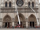 Paítí hasii bhem zásahu u poáru katedrály Notre-Dame (16. dubna 2019).