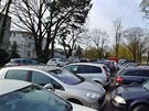 Lidé parkují u nemocnice v Hradci Králové, kde se dá.