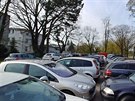 Lid� parkuj� u nemocnice v Hradci Kr�lov�, kde se d�. (duben 2019)
