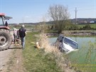 Nezabrzdn dodvka skonila v rybnku v obci tnovick Borek. (17. dubna...