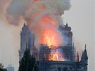 Z pask katedrly Notre-Dame se val plameny (15. dubna 2019)