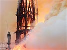 Katedrála Notre-Dame pila pi poáru o svou stedovou víku (15. dubna 2019)