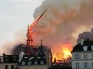 Vka katedrly Notre-Dame se lme vejpl pi poru (16. dubna 2019)