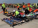 Dým, evakuace, traumaplán. Na praském letiti trénují havárii letadla (17....