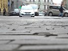 Zniený povrch pí zóny v ulici Karla Englie na praském Smíchov (18. dubna...