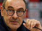 Maurizio Sarri, trenr fotbalist Chelsea, bhem tiskov konference ped...