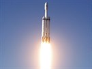 Raketa Falcon Heavy spolenosti SpaceX odlétá z Mysu Canaveral.