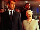 Pierce Brosnan a Judi Denchová ve filmu Jeden svt nestaí (1999)