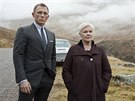 Daniel Craig a Judi Denchová ve filmu Skyfall (2012)