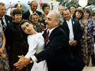 Veronika Freimanová a Josef Somr ve filmu Pl domu bez enicha (1980)