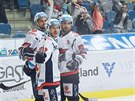Hokejisté Chomutova slaví gól v síti Pardubic.