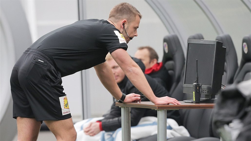 Na návštěvě u videa. Když rozhodčí zamíří při zápase k obrazovce
