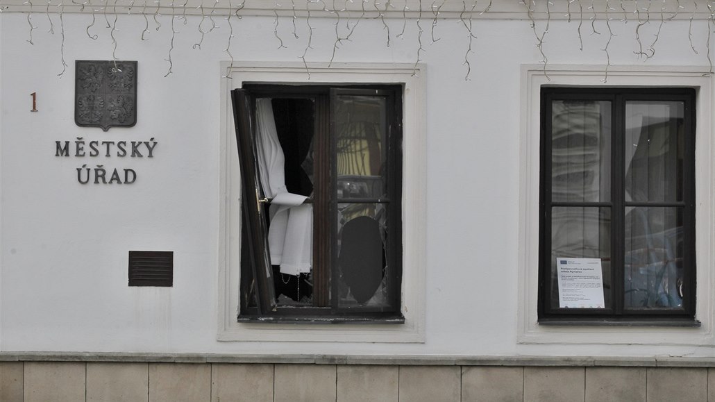V přízemí budovy byla po výbuchu vytlučená okna.