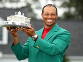 Tiger Woods s trofej pro vtze Masters.