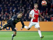 Cristiano Ronaldo z Juventusu hlavikuje na brnu Ajaxu v utkn tvrtfinle...