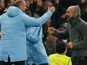 Trenér Josep Guardiola  z Manchesteru City se se svými asistenty raduje z gólu,...