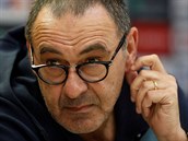 Maurizio Sarri, trenr fotbalist Chelsea, bhem tiskov konference ped...