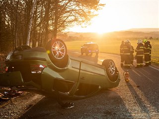 U obce Slavoňov – Blažkov skončilo auto na střeše (19. dubna 2019).