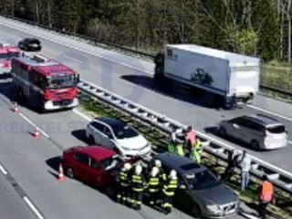 Hromadná nehoda zablokovala dálnici D1 směr Brno na 41. kilometru u Šternova....