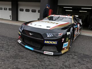 Závodní speciál okruhového seriálu Nascar Martina Doubka