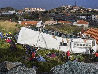 Na portugalském ostrově Madeira se ve středu večer převrátil autobus plný...