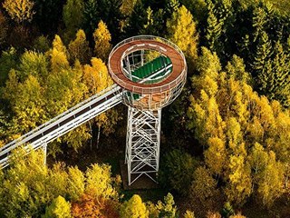 Rozhledna na lyžařském skokanském můstku v Lomnici nad Popelkou.